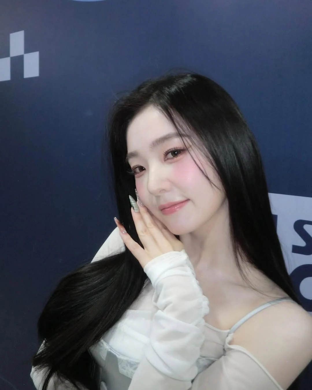 微笑的亚洲女性肖像，长发飘逸