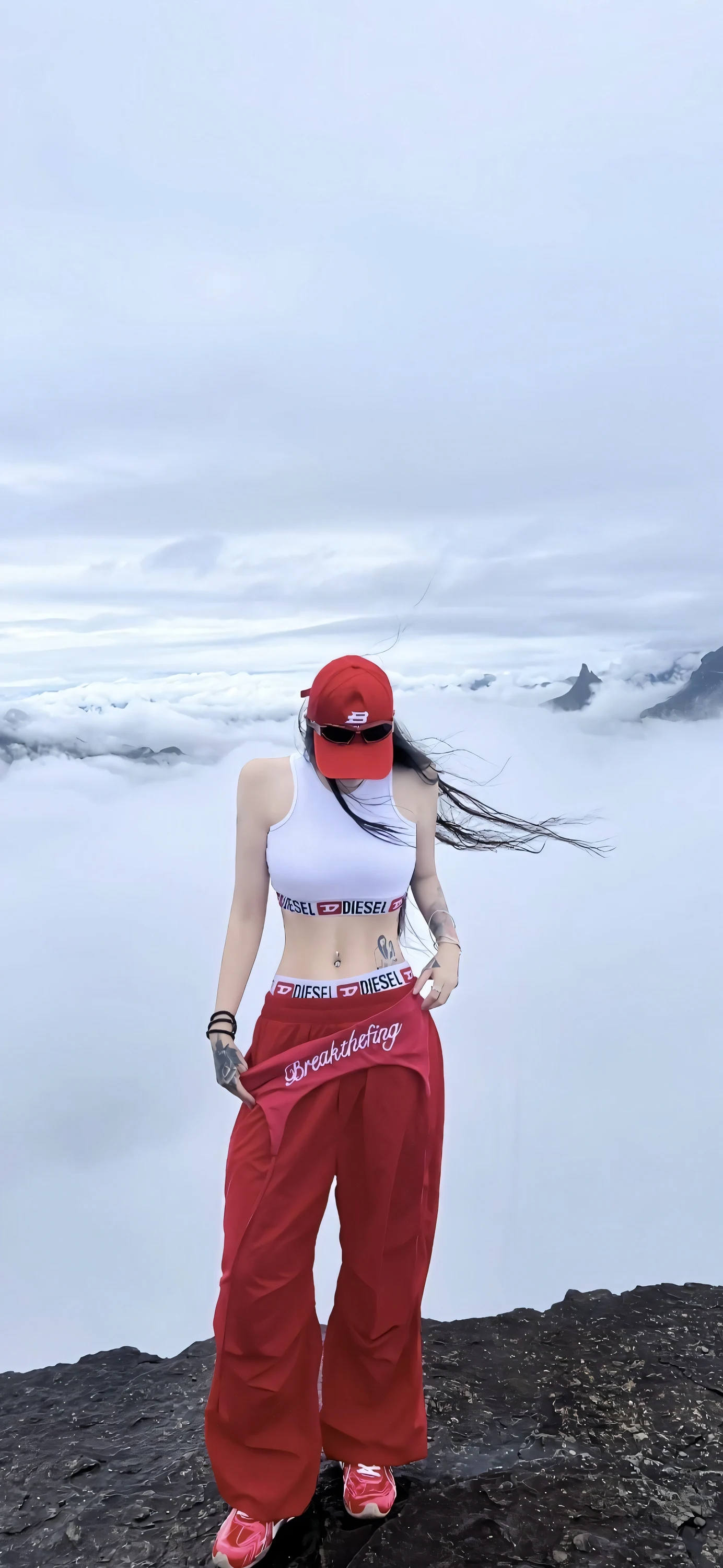 女性山顶云海时尚穿搭