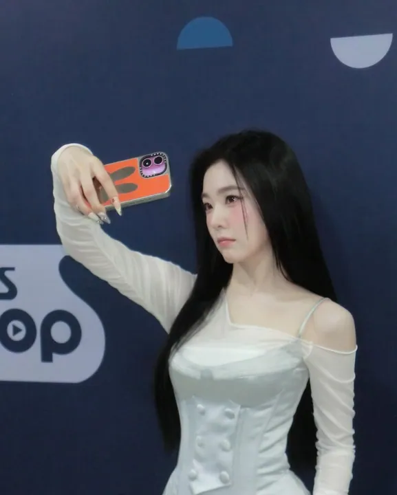 Irene · 长发女性自拍,身着白色礼服,舞台背景