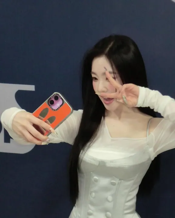 Irene · 年轻女性自拍,比耶手势,表情活泼