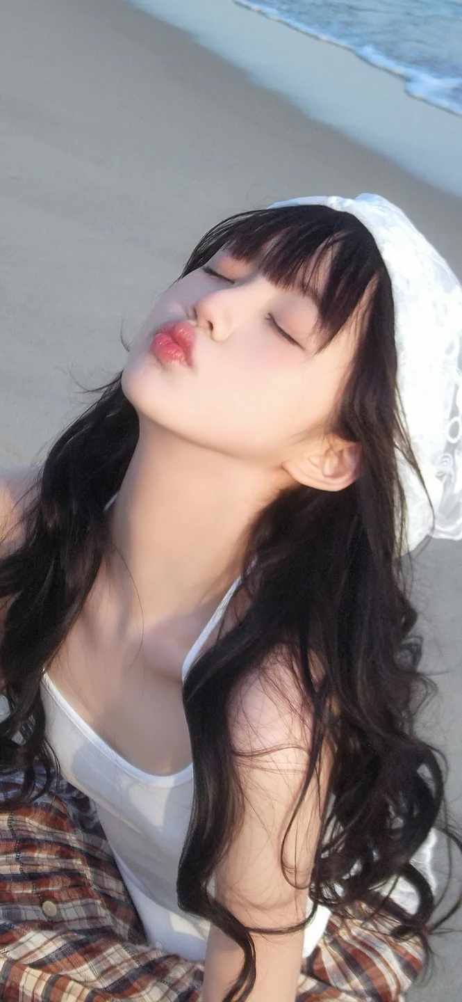 海边少女闭眼亲吻，阳光温柔